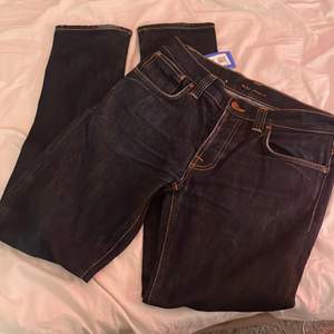 Säljer ett par mörkblå jeans som jag köpte på sellpy men var för stora. Storlek 32