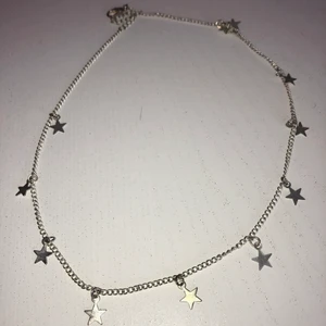 Halsband silver - Silvrigt halsband med stjärnor på letar ett bättre hem❤️ Samfraktar. Fotar när paket packas och lämnas till brevlåda. Frakt kostar 14kr.