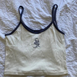 Linne Brandy Melville  - Säljer mitt underbara linne från Brandy Melville✨ använd ett fåtal gånger💕 superfint skick! One zise i storlek☺️