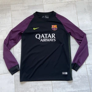 Barcelona tröja - Skit snygg FCB tröja som jag köpte för 1,5 år sen. Den kommer inte till andvändning, men den är super snygg och jag skulle andvänt mer om det var min stil. Man kan både andvända som träningströja och vanlig tröja. Super snygg och skit fin.  Ord pris:450kr