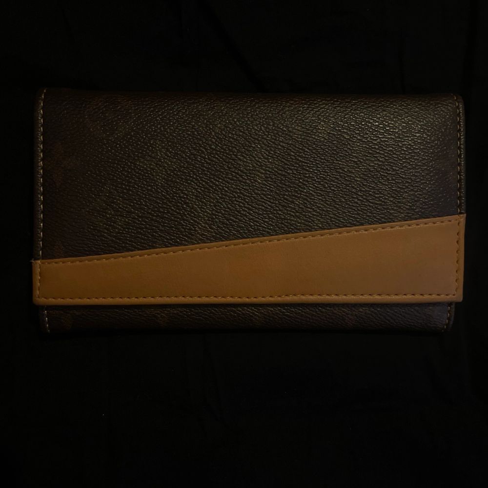 En vintage Lv purse, Ingen anning om den är äkta, köpt secondhand i bra skick för 350 i Stockholm, säljs för 170 ( pris kan diskuteras ) och självklart står köparen för frakten🤎. Väskor.