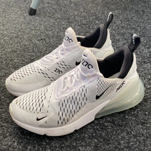 Nike Air Max 270  - Säljer dessa skor i bra skick som är köpta för ett år sedan. De har endast varit använda inomhus på gym.  Nypris är 1595 kr och säljer de för 800 kr💕
