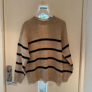 Stickad tröja - Beige stickad tröja med svarta ränder från hm. Frakt 57kr.💕