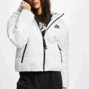 Nike jacka - Säljer min vita Nike jacka, använd fåtal gånger och är som i nyskick, köpt för 1100kr och säljer för 350 inklusive frakt, storlek s