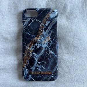 iPhone skal - IPhone 6/7/8 skal från iDealofsweden. Sparsamt använd. Nypris: 399kr Mitt pris: 90kr Vid snabb affär kan priset diskuteras!💸 Kan mötas i Tyresö eller skickas. Frakt kan tillkomma! 