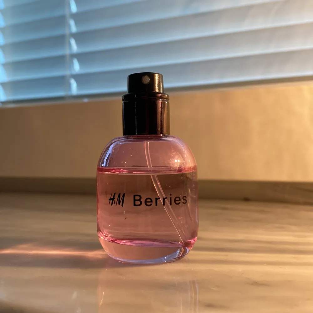 Så god luktande parfym från H&M i doften ”Berries”! Har noter av vilda bär och mycket hallon, alltså väldigt fräsch och clean. Den är använd en aning. Slutsåld på hemsidan! . Övrigt.