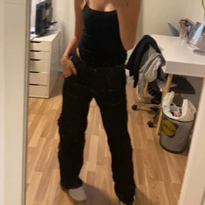 Urban outfitters baggy jeans  - Köpte i M från Urban outfitters men de är alldeles för stora för mig så har aldrig kommit till användning. Nyskick