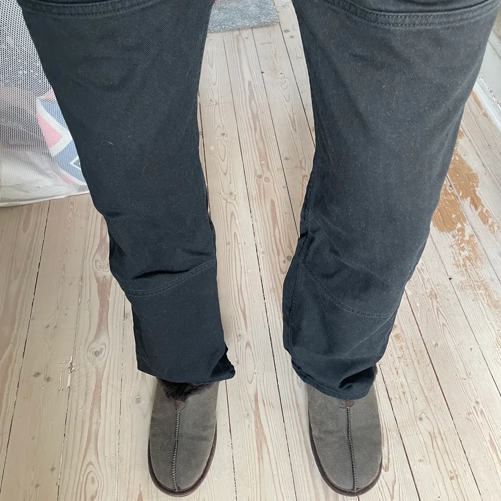 Jeans från weekday med knän på, ungefär som carhartt double knees. Mycket bra skick, inte använda särskilt mycket. Storlek 52, passar ungefär en vanlig 32/34 i midjan och samma i längden.. Jeans & Byxor.