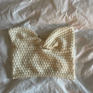 Vit topp - Denna toppen är i stl xs, men tyvärr lite för liten för mig men är jättefin🤍