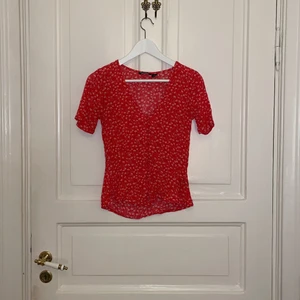 Röd blus från Monki  - Köpte blusen runt 2019 och har använt den en del gånger. Bra skick och bekväm. Väldigt gullig men säljer då den inte längre är min stil 🫶🏼❤️