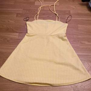 Söt gul klänning