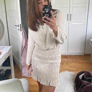 Zara klänning - Säljer min fina slutsålda klänning ifrån zara💖 endast använd en gång så i toppskick! Passar mig som har S