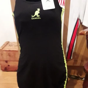 Kangol Sommklänning - Nyskick. Unik, snygg och Limited edition sommarklänning .   KangolXHM klänning i  Storlek S.  Längden är justerbar.