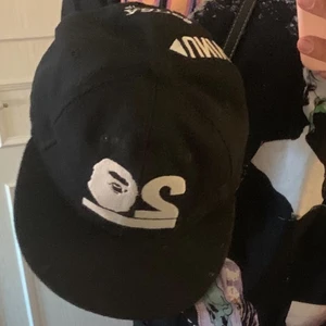 Bape keps.  - Svart  Aape by A bathing ape snapback keps.   Pris: 250kr inklusive frakt, bud i kommentarerna.  
