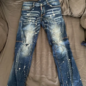 Dsquared2 jeans sitter som storlek S - EJ ÄKTA!! Jeansen är använda ett par gånger men säljer nu dom för dom är för små.  Men dom är fortfarande i riktigt bra skick.