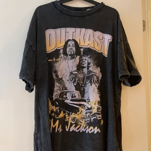 Oversized t-shirt  - Cool t-shirt med Outcast-tryck fram. Stentvättfärg. Snygg till ett par slitna jeans! Använd fåtal gånger. Från H&M