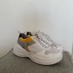 Skor - Ett par höga detaljerade vita skor! Bra skick! 💕 köpta för 700 kr säljer för 250 kr. 