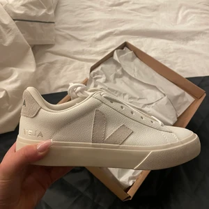Veja skor  - Intressekoll på dessa helt nya Veja skor i storlek 38 säljer för 1100kr och nypriset är 1400kr priset kan diskuteras. Kan mötas i Stockholm eller frakta men det ingår inte i priset 🤍
