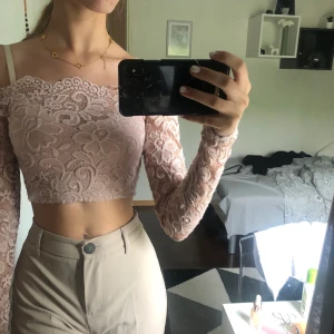 Top - Skitsnygg topp från Nelly. Den kommer tyvärr inte till användning längre. Den är använd men i mycket bra skick. Strl XS