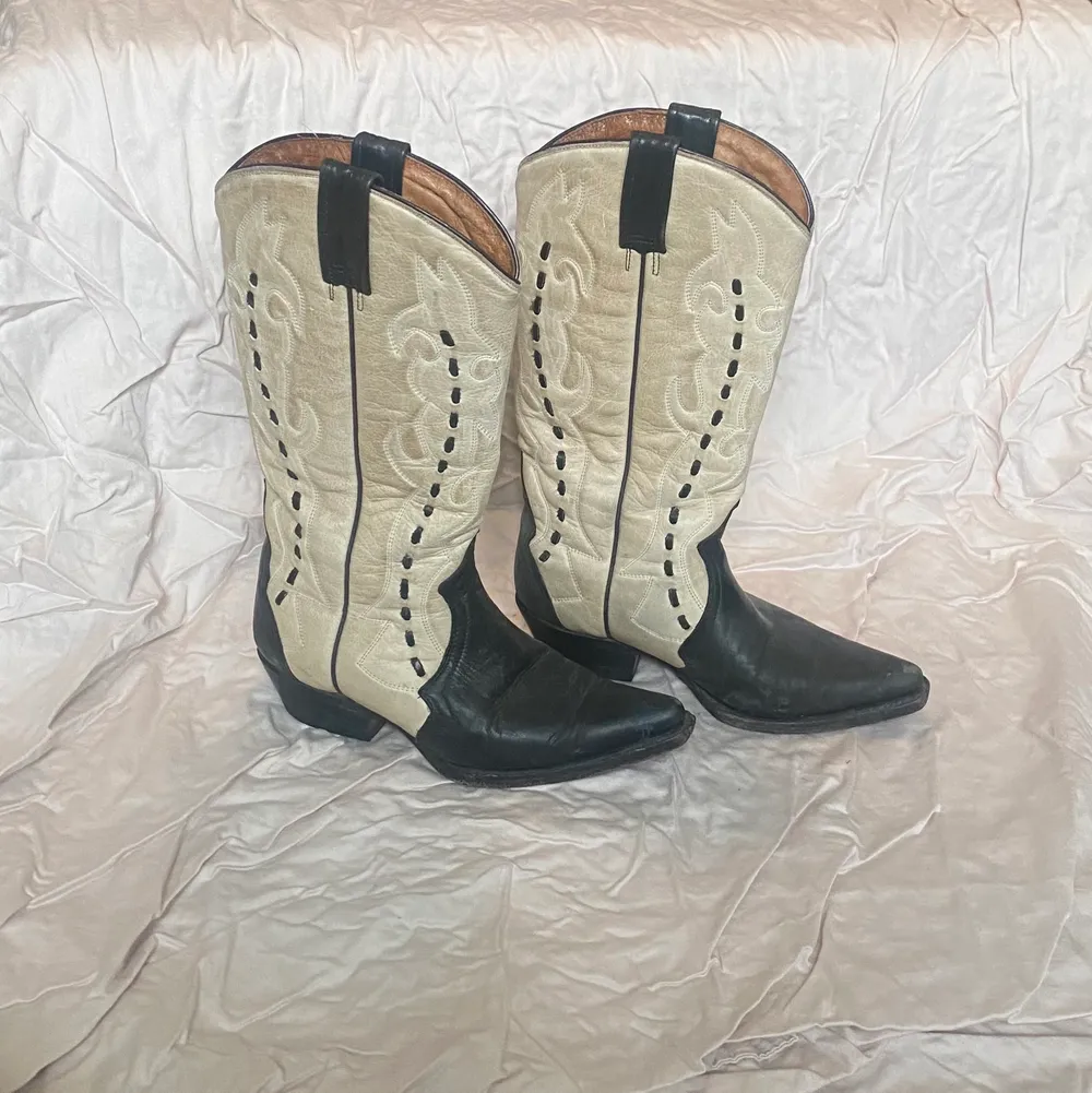 Jättefina vintage cowboy boots. Köpta på pop vintage. . Skor.