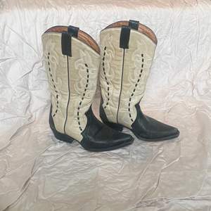 Jättefina vintage cowboy boots. Köpta på pop vintage. 