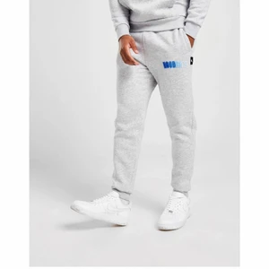 Hoodrich byxor kraze  - Säljer mina ljusgråa Hoodrich mjukisbyxor eftersom att dem är lite försmå. Helt nya, köpte dem förra veckan. Har inte använt dem en enda gång. Köpta på JD sports:) skriv privat för frågor💕 Gratis frakt 