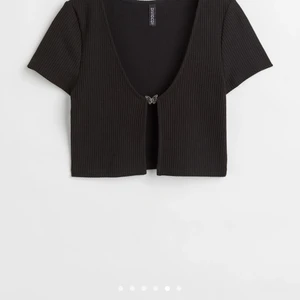 Svart topp/överkast  - Helt ny topp från HM som inte används 🥰 storlek xs 