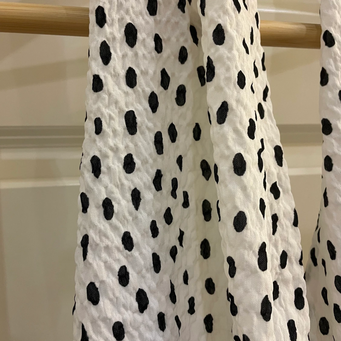 Zara- prickig topp med öppen rygg  - 90