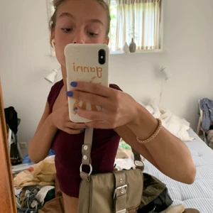 Väska från weekday - Sjukt snygg väska från Weekday! Militärgrön/brun med silverdetaljer, jättebra skick! Tror inte den säljs längre, hittar inte på hemsidan i alla fall.