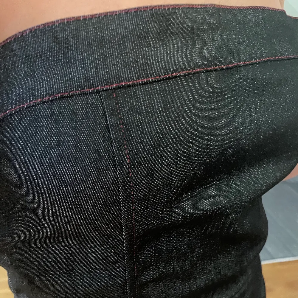 Ascool jeansklänning som sitter jättefint på kroppen! Jag brukar vika in den som på första bilden ( funderat på att du upp den ) men fin som lång också som på andra bilden! Klänningen är mörkblå med röda sömmar😁😁. Klänningar.