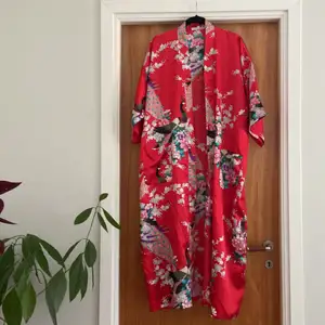 Supercool kimono i satin. Fickor. Snygg till byxor. 