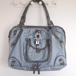 George gina & lucy väska🍭 - Amazing väska från george gina & lucy 🐬 Bra skick. Den har en liten missfärgning bak, vilket jag har försökt fota på bild tre men det är svårt att få med på bild. Det märks inte på avstånd. Mått 41 x 32 cm💕