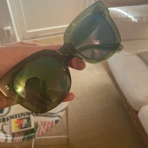 Solglasögon - Chimi solglasögon modell 008 i färgen Kiwi med spegelglas, sparsamt använda