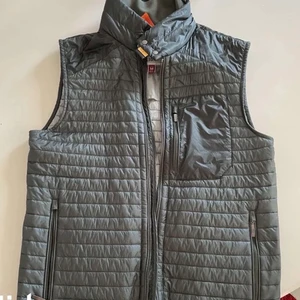 Parajumpers väst Military M - En mörkgrön väst i nyskick från Parajumpers, inte använd mycket.   Beställd från Careofcarls hemsida, har därmed endast beställningsordern från Klarna.  QR koden som finns i jackan går att scanna och visar att den är äkta.  Nypris 3599:- 