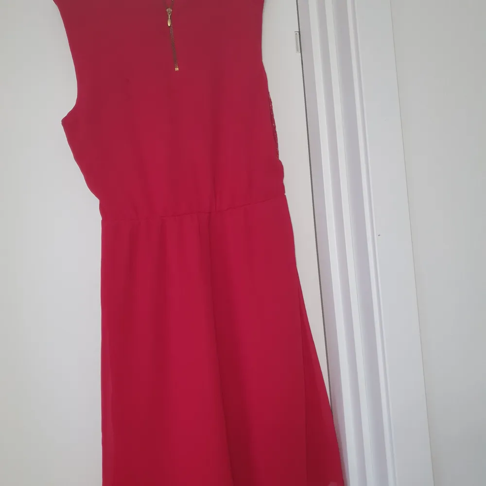 En söt röd klänningen i bra skick, den är använd 1/2 gånger. Längden är som en tunika i storlken 36.  . Klänningar.