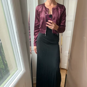 Glansig jackett Zoul - Glansig bordeaux färgad jackett med utmärkta dragkedjor som detaljer. Ger en perfekt 90-tals look. Strlk: 38. Skick: 8/10. 