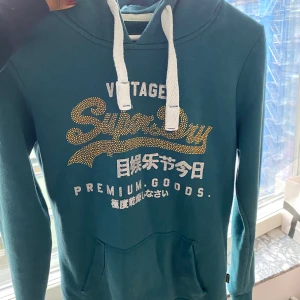 Superdry Hoodie - Säljer min Superdry hoodie eftersom att den aldrig kommer till användning! Den är i storlek S! 