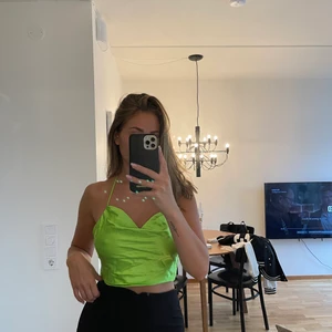 Zara topp M - Topp från zara  Grön, snörning i rygg Aldrig använd  Storlek M