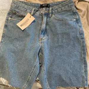 Säljer dessa helt oanvända ”bermuda ripped shorts” från märket missguided! Köpta i ”petite 32” men passar helt klart en 34 mycket bättre! Köptes från Asos eller Zalando! Hör av er vid funderingar!
