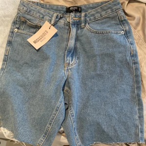 !  - Säljer dessa helt oanvända ”bermuda ripped shorts” från märket missguided! Köpta i ”petite 32” men passar helt klart en 34 mycket bättre! Köptes från Asos eller Zalando! Hör av er vid funderingar!