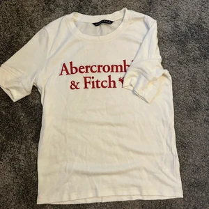 Abercrombie & Fitch T-shirt - Säljer denna sjukt mjuka och mysiga t-shit från abercrombie & fitch som jag fått i present men aldrig använt då de inte är min stil😊❣️Den är otroligt mjuk å skön och är i stl S men passar Xs oxå!⭐️ Pris går att diskutera och köparen står för frakten!