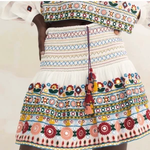 Zara kjol - Säljer denna Zara kjol i storlek S, prislappen är kvar!  Säljer pga att jag fick den i present men den är ej min stil. Helt ny aldrig andvänd nypris 399kr💗