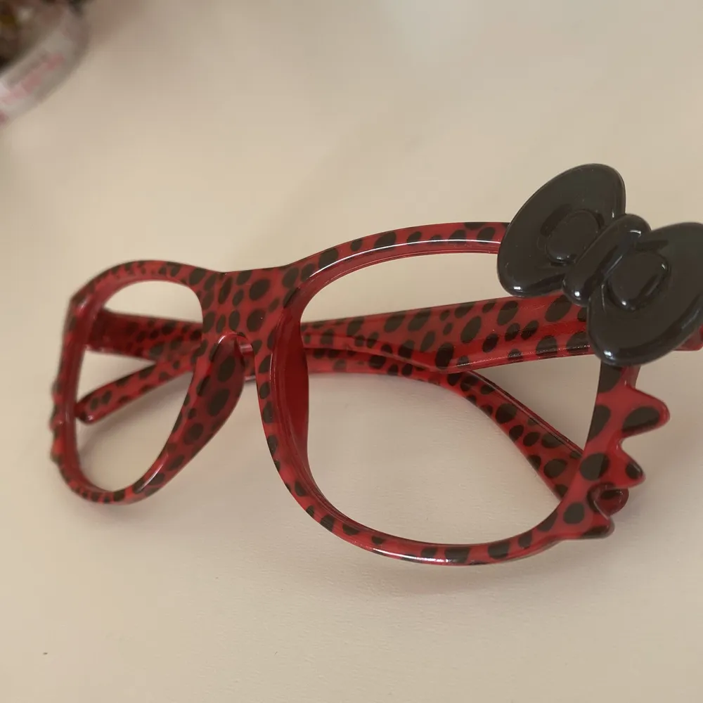 Dessa jättesöta glasögon utan glass säljes! Det är en typ av Hello Kitty design som är köpt på kawaii inne i stan!❣️ säljer då de inte har kommit till så mycket använda hoss mig. Dm om du har några frågor eller är intresserad!🌟. Accessoarer.