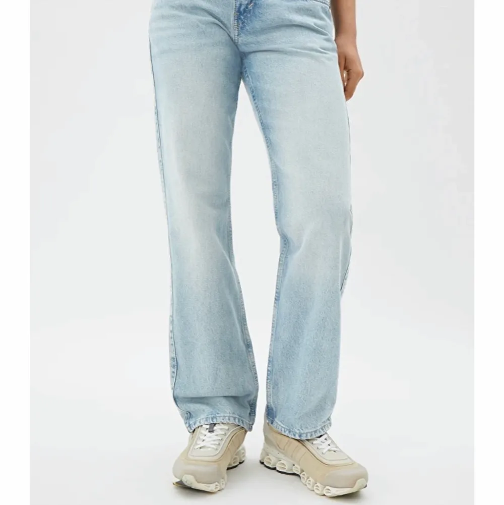 Ett par arrow jeans från Weekday i bra skick i storlek 28/32. Har en minimal fläck på benet som jag inte har försökt tvätta bort som ej syns när man när jeansen, därav pris.. Jeans & Byxor.