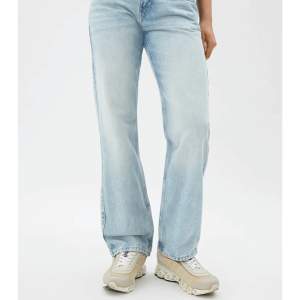 Ett par arrow jeans från Weekday i bra skick i storlek 28/32. Har en minimal fläck på benet som jag inte har försökt tvätta bort som ej syns när man när jeansen, därav pris.