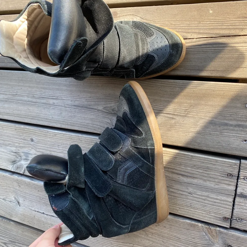 Fina sneakers från isabel marant  köpta på sellpy. Skorna är använda men har inga smutsfläckar eller övriga defekter förutom att mockan är lite nopprig. Sulan är som ny. Stl 38. Hör gärna av dig för fler bilder eller frågor!. Skor.