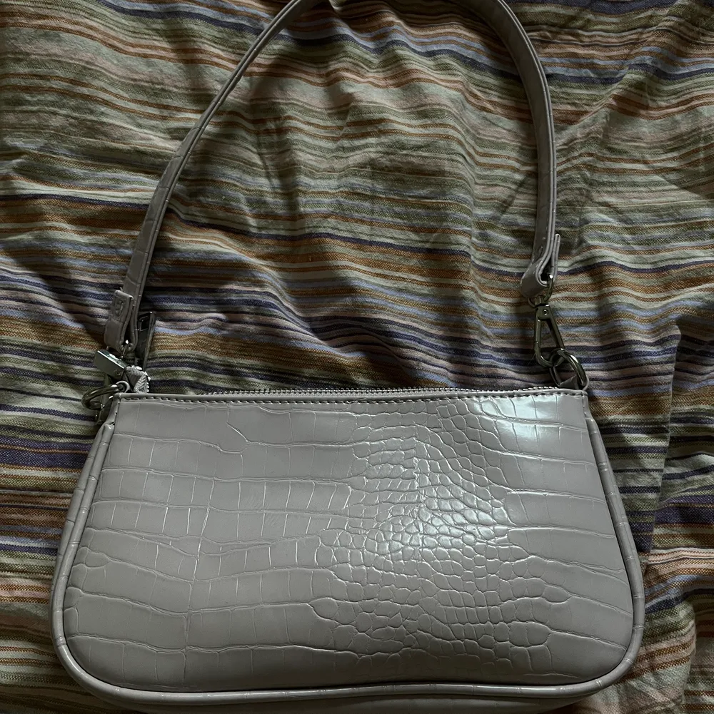 En lila/grå handväska från Gina Tricot. Sparsamt använd och nyskick. Väskor.