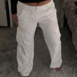 Hm cargo byxor  - INTRESSEKOLL på dessa fina Cargo byxor helt nya prislappen finns kvar aldrig använda inte min stil riktigt. Högst bud som gäller ni kan skriva privat 💗