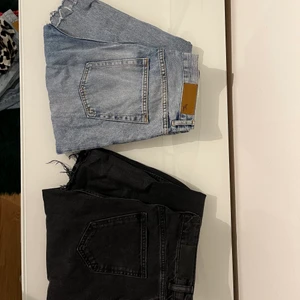 2 par jeans från BikBok - 2 par jeans från BikBok. Svarta jeans med rak modell, använda en gång i strl 28 vilket motsvarar typ en S-M: 250kr. Blåa jeans från BikBok i strl S: 150kr. Går att köpa båda för 350kr:)