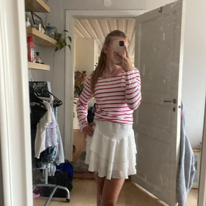 Långärmad tröja - Tröja från New yorker. Superfin och nästan oanvänd. Säljes pga att jag inte gillar hur den sitter på mig. Skickas spårbart med Postnord. 